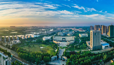 黄师志愿者彩绘电线杆  校地共建让黄州学生街焕发文艺新貌