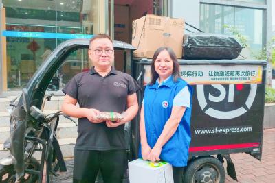 新华保险黄冈中支致敬户外工作者