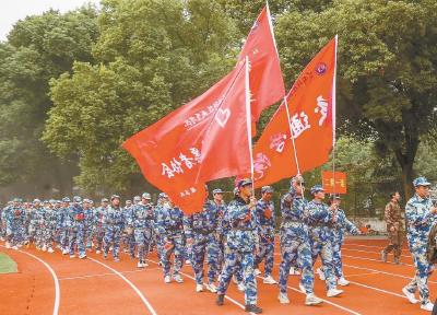 黄冈科技职院“行军拉练三部曲”燃情上演