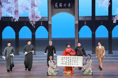 我市大型黄梅戏舞台剧《霜天红烛》在六安成功演出