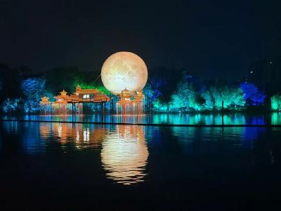 遗爱湖畔光影交织 千年黄州诗画共鸣——全国首个东坡文化沉浸式夜游项目吸睛又吸金