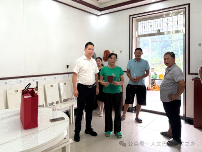 团风县上巴河镇颁发首张“农村婚俗新风光荣证”