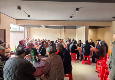 松泰公司邀请300名社区老人共度重阳节