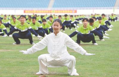 “奔跑吧·少年”2025年黄冈市中小学团体操比赛举行