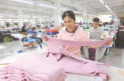 湖北亿美盛服饰有限公司开足马力赶制订单