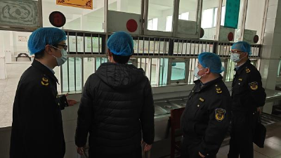 蕲春县全链条监管守护校园餐安全——“小食堂”吃出“暖心味”