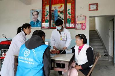 英山县推进智慧医疗试点提升慢病管理效能——  170名乡村患者戴上腕表