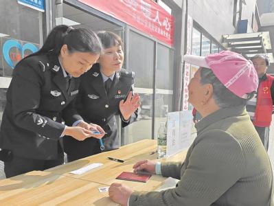 光谷公安将服务前移 社区也能换身份证了