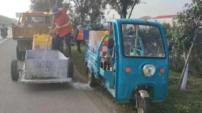 黄州区为冬季路树披上“防护衣”