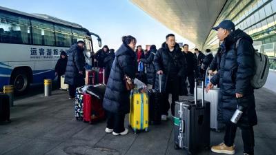 黄冈艺校师生携《铸魂天山》抵达新疆