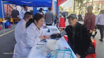 黄商集团举办“情暖重阳 敬老先行”活动