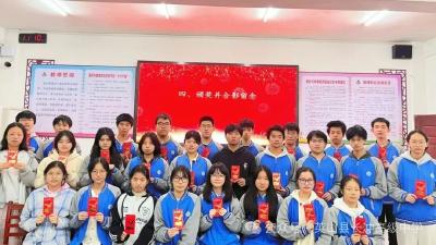 英山长冲高中93名学子喜领“校友奖学金”