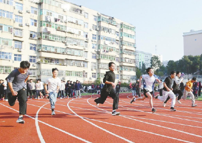 黄州中学高中部举行秋季田径运动会
