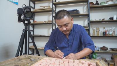 聚力建支点 返乡创业时丨 小胶泥“捏”出大世界 “乡村胖哥”活现毕昇文化