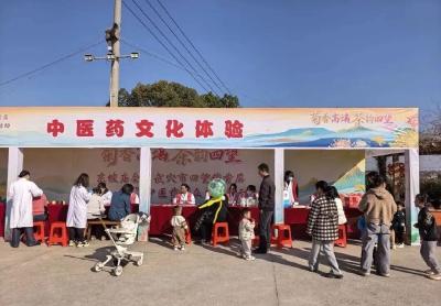 武穴市医共体总医院妇幼保健院——东坡庙会添“医”彩 中医义诊暖人心