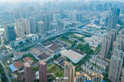 李殿勋在武汉卷烟厂和武汉钢铁有限公司调研