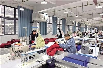 记者探访汉川织造车间 两分钟缝制一件羽绒服 基础款售价在500元以下
