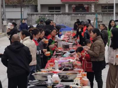 罗田县凤山镇宜家湾举办冬至长桌宴