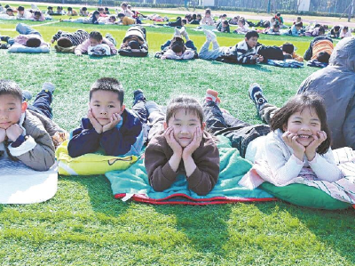 操场躺平晒娃娃