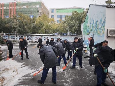 踏雪攻坚 以动制寒 团风县多部门联动除雪保畅