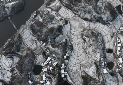 瑞雪落梯田 绘就“农民的奥特曼”——罗田匡河文家坊村药材基地雪景引网友热议点赞