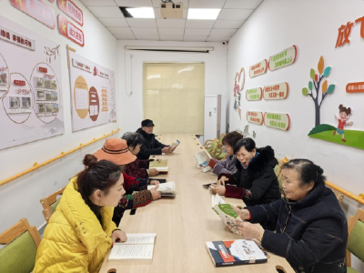 书香漫社区 夕阳沐温情  望月堤社区开展老年全民阅读活动