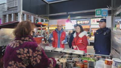 学生街夜市“变脸” 烟火气里守秩序