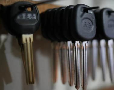 鼓楼洞下四十载 锉刀磨出便民情——记麻城配锁匠人丁周友刘东银夫妇