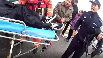 众人合力救助落水男子
