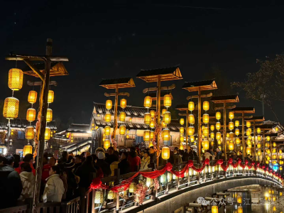 江夏老码头：潮玩庙会 排起长队