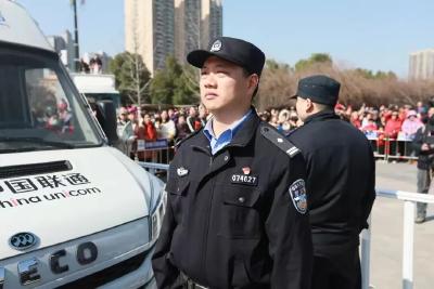 襄城民警10分钟跑完30分钟路程 为误服药物女子抢回黄金生机