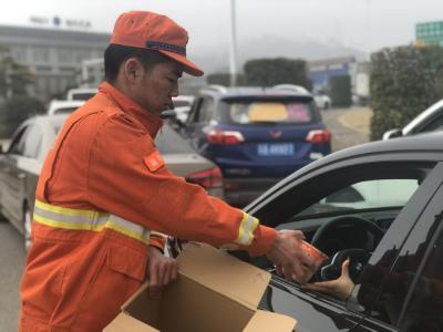 英山县应急管理局暖心服务滞留群众