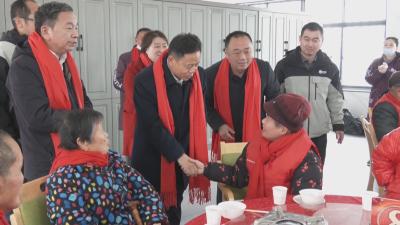 黄芳帅看望慰问黄州区福利院老人