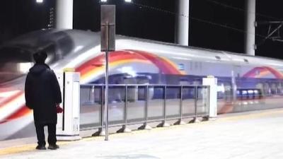 “复兴号”疾驰，“慢火车”悠悠 中国铁路快慢间