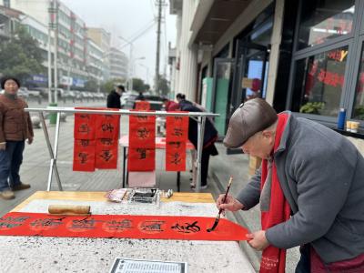 翰墨送福暖人心 工会温情暖寒冬  ——英山县总工会开展“迎新春·送春联”活动喜迎小年