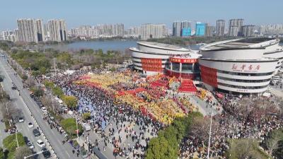 从此东坡 烟火黄州年｜黄冈大型龙灯巡游展演36条祥龙贺新春