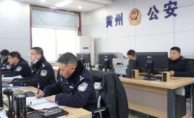 红安民警深夜救援被困荒野女士