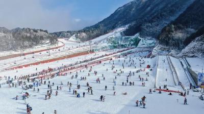 桃花冲滑雪点燃山区新春  