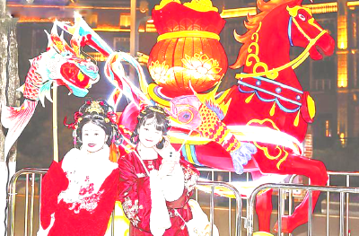 两天涌入逾14万游客 武汉园博园新春灯会人气旺