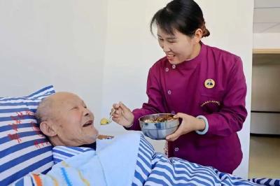 免陪照护暖人心 医患同心向安康——浠水县创新推行住院免陪照护服务破解患者陪护难题