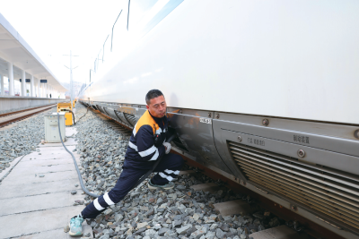 新春走基层 | 列车“守夜人”——记高铁十堰东站上水吸污工的春运日夜