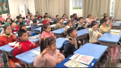 英山县毕昇小学大课间课桌舞燃爆校园