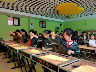 让大山里的留守儿童 “眼里有光”