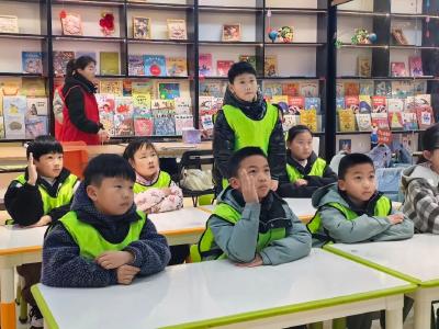 爱心托管班绘就多彩寒假