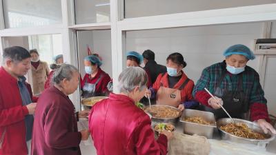 黄冈暖新闻丨 黄州汪家冲社区：免费食堂端出爱心大餐