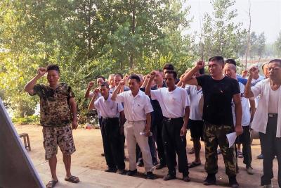 吴劲松身体力行做儿女榜样，洪水袭来时  他与探亲的儿子共守大堤七天七夜