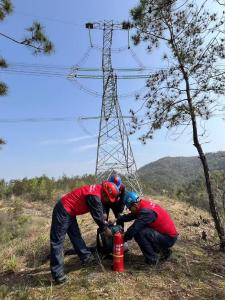 刘河供电所：清明防山火，护线保供电