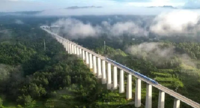 10小时、2400公里！苏林再坐中国高铁，背后深意耐人寻味