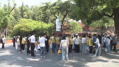 鄂黄学子同游   共品东坡书香 