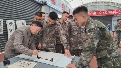 黄州区：书画进军营 双拥暖人心